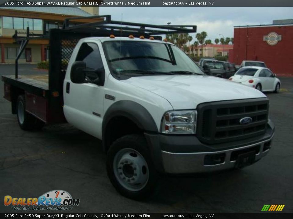 2005 Ford F450 Super Duty XL Regular Cab Chassis Oxford White / Medium Flint Photo #5