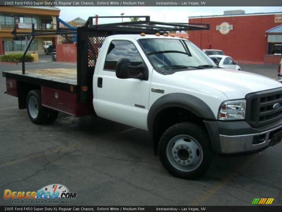 2005 Ford F450 Super Duty XL Regular Cab Chassis Oxford White / Medium Flint Photo #6
