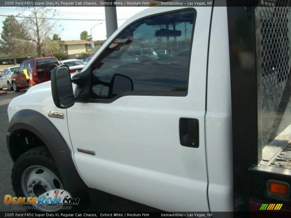 2005 Ford F450 Super Duty XL Regular Cab Chassis Oxford White / Medium Flint Photo #7