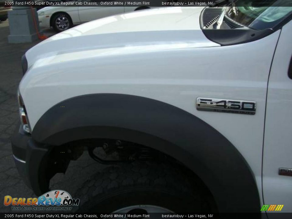 2005 Ford F450 Super Duty XL Regular Cab Chassis Oxford White / Medium Flint Photo #8