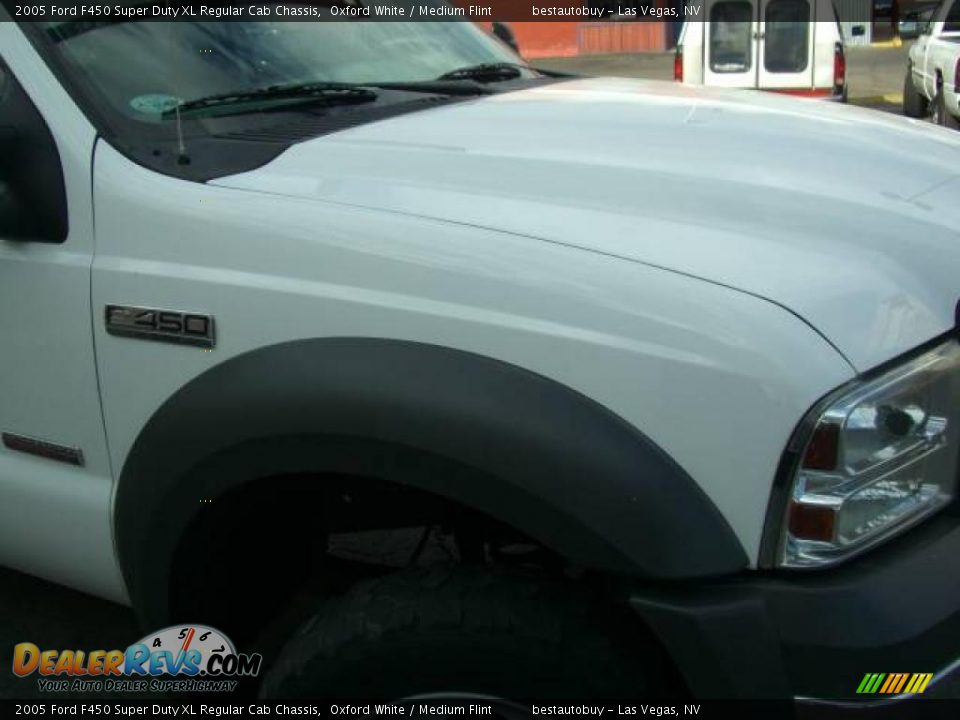 2005 Ford F450 Super Duty XL Regular Cab Chassis Oxford White / Medium Flint Photo #10