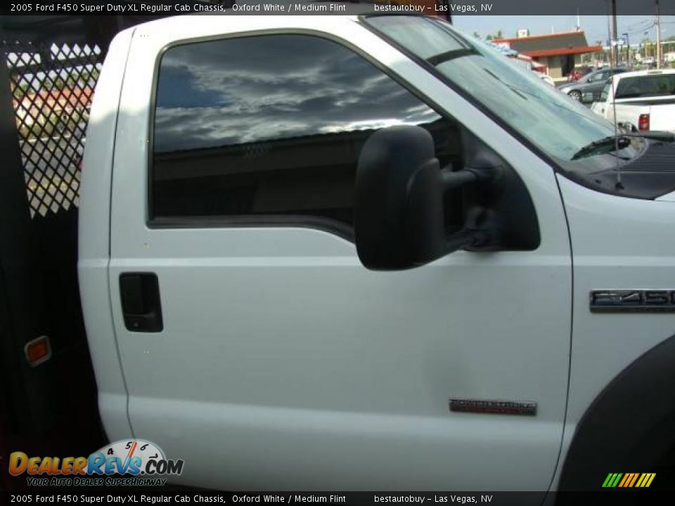 2005 Ford F450 Super Duty XL Regular Cab Chassis Oxford White / Medium Flint Photo #11