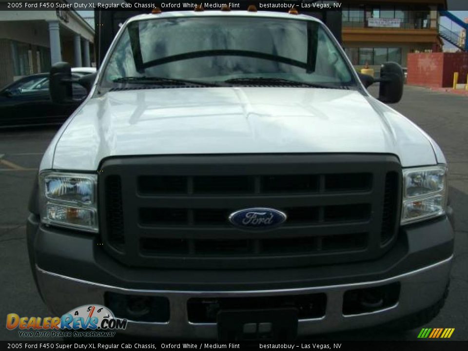 2005 Ford F450 Super Duty XL Regular Cab Chassis Oxford White / Medium Flint Photo #12