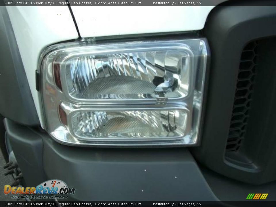2005 Ford F450 Super Duty XL Regular Cab Chassis Oxford White / Medium Flint Photo #13
