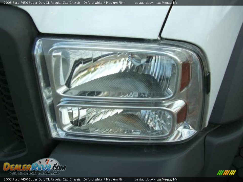2005 Ford F450 Super Duty XL Regular Cab Chassis Oxford White / Medium Flint Photo #14