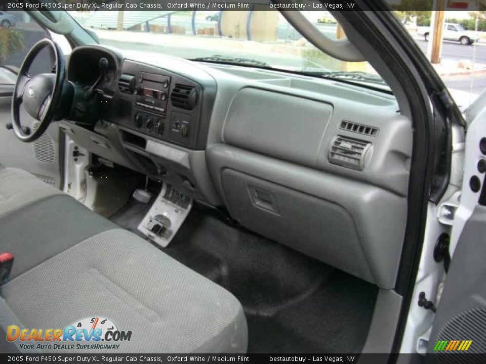 2005 Ford F450 Super Duty XL Regular Cab Chassis Oxford White / Medium Flint Photo #18