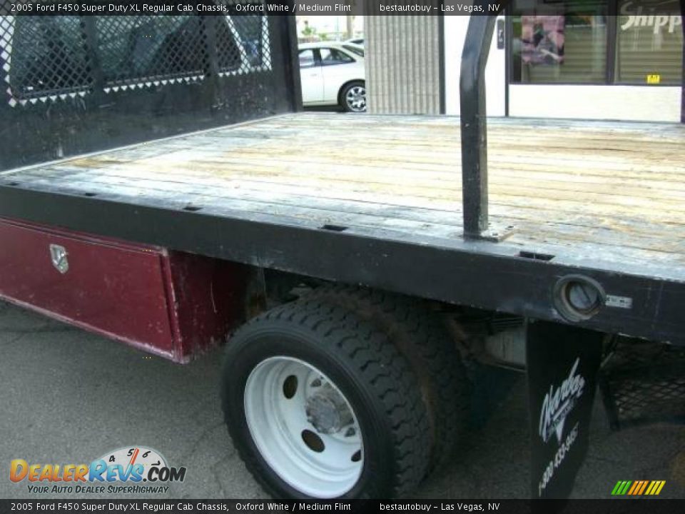 2005 Ford F450 Super Duty XL Regular Cab Chassis Oxford White / Medium Flint Photo #23