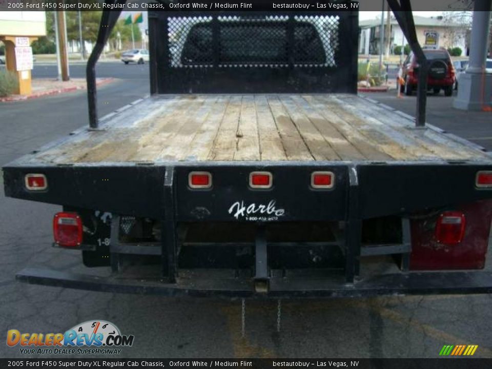 2005 Ford F450 Super Duty XL Regular Cab Chassis Oxford White / Medium Flint Photo #24