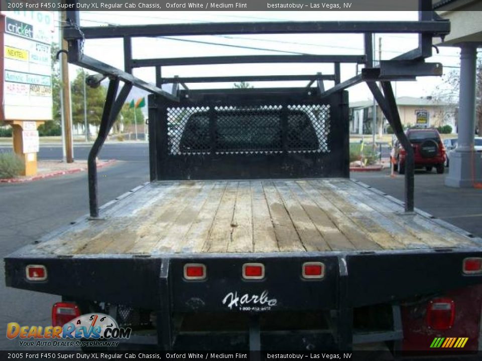 2005 Ford F450 Super Duty XL Regular Cab Chassis Oxford White / Medium Flint Photo #25