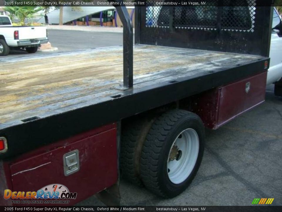 2005 Ford F450 Super Duty XL Regular Cab Chassis Oxford White / Medium Flint Photo #26