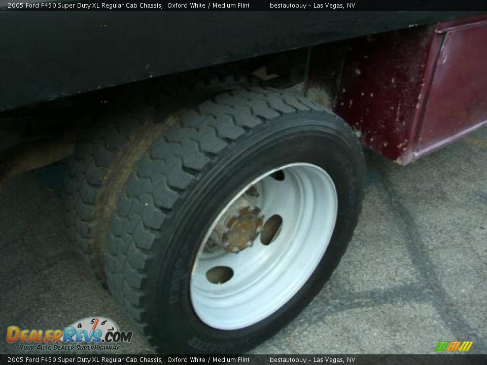 2005 Ford F450 Super Duty XL Regular Cab Chassis Oxford White / Medium Flint Photo #27