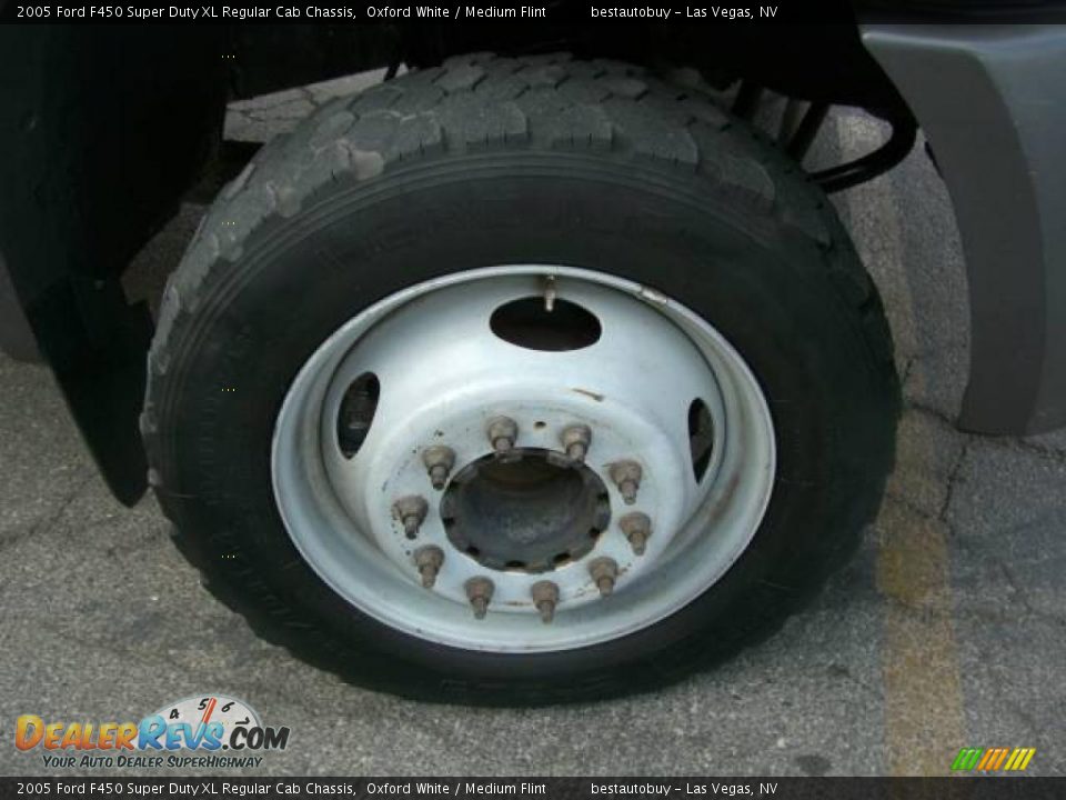 2005 Ford F450 Super Duty XL Regular Cab Chassis Oxford White / Medium Flint Photo #28