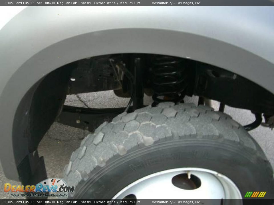 2005 Ford F450 Super Duty XL Regular Cab Chassis Oxford White / Medium Flint Photo #29
