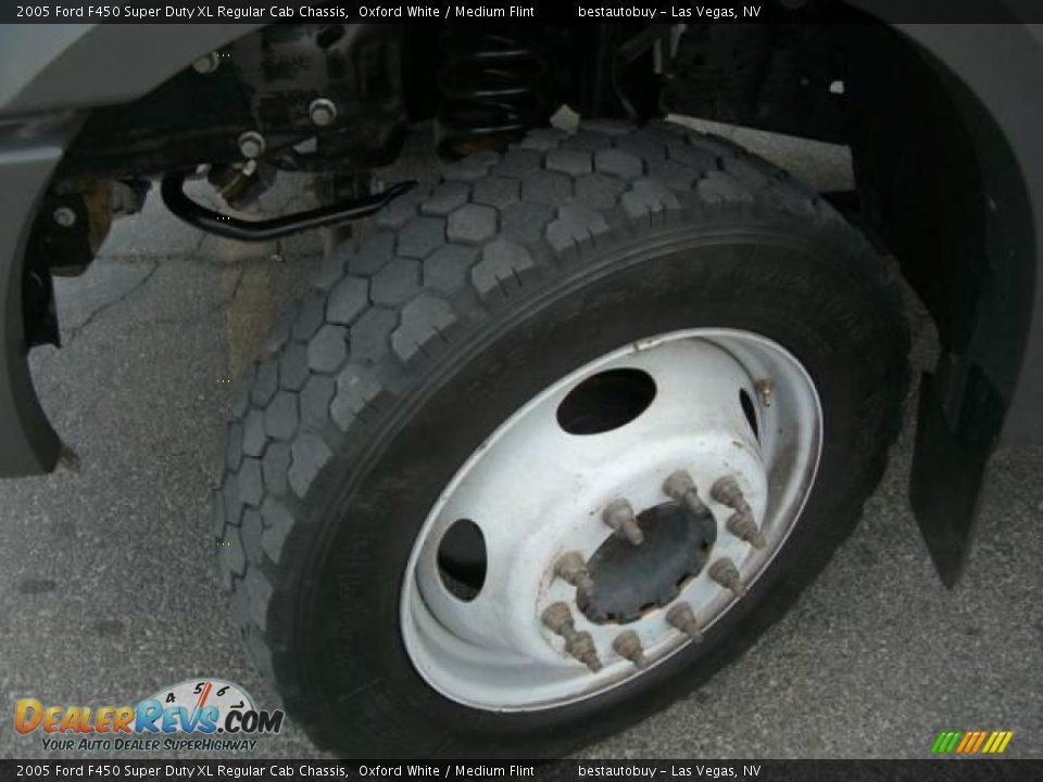 2005 Ford F450 Super Duty XL Regular Cab Chassis Oxford White / Medium Flint Photo #30