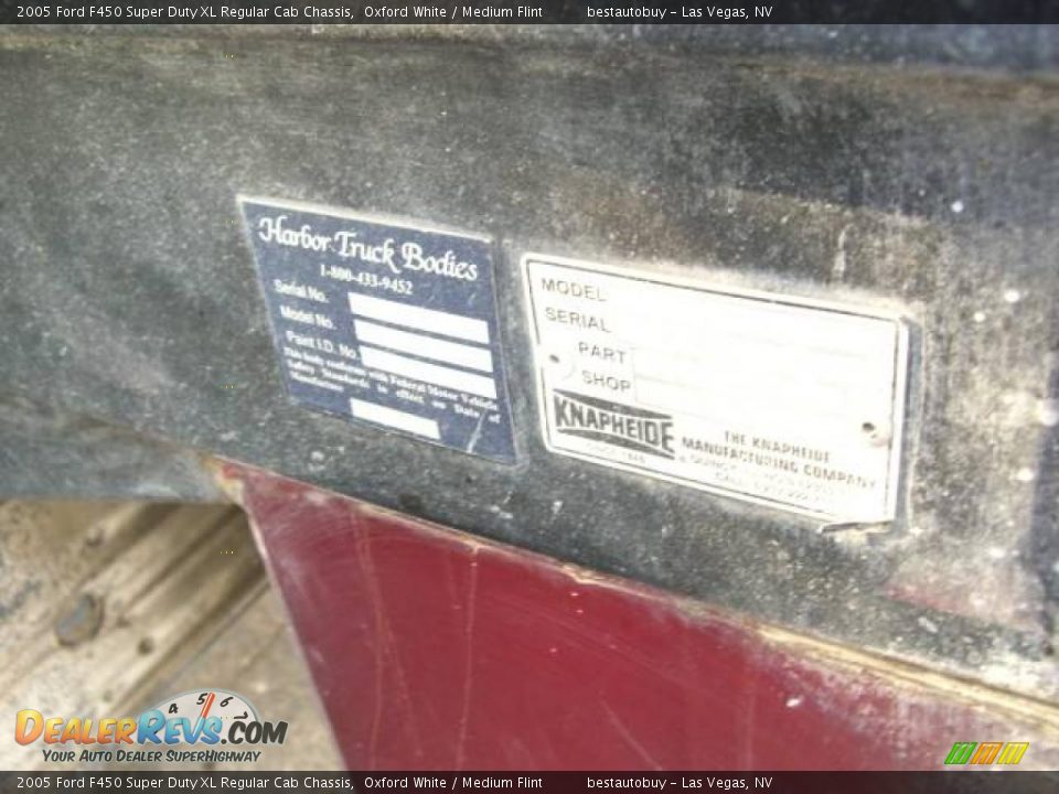 2005 Ford F450 Super Duty XL Regular Cab Chassis Oxford White / Medium Flint Photo #32