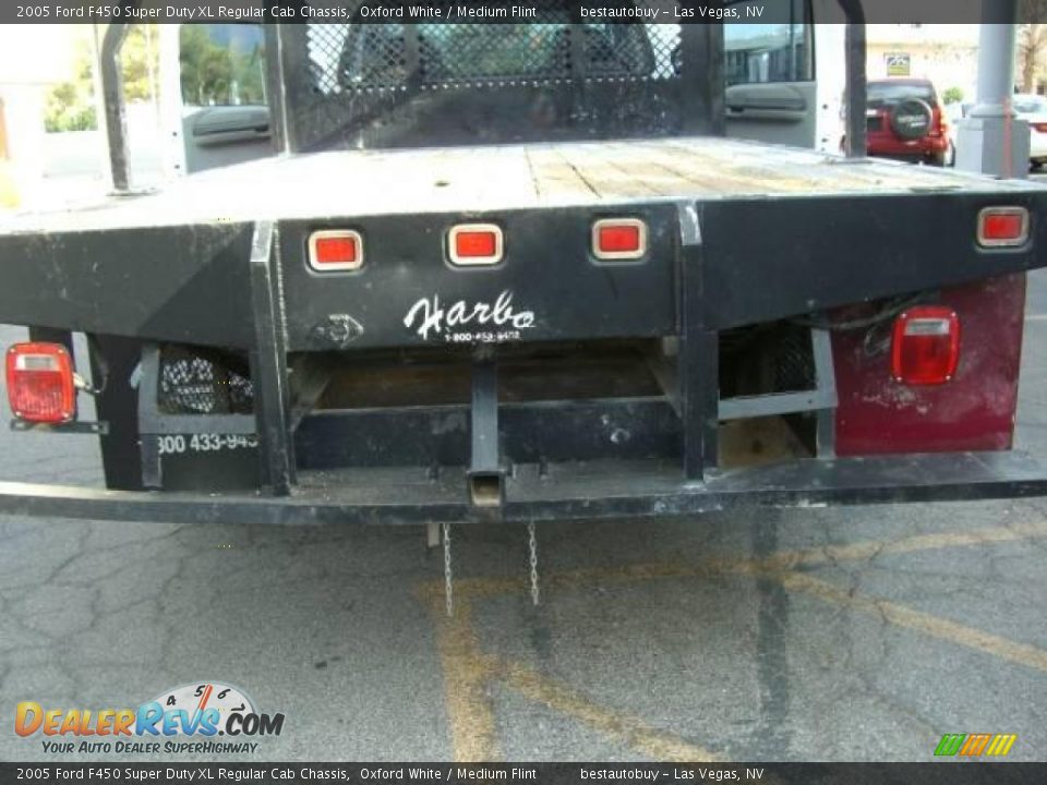 2005 Ford F450 Super Duty XL Regular Cab Chassis Oxford White / Medium Flint Photo #36
