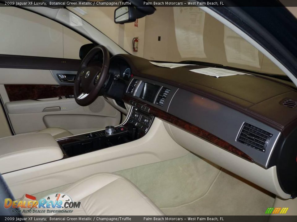2009 Jaguar XF Luxury Botanical Green Metallic / Champagne/Truffle Photo #17