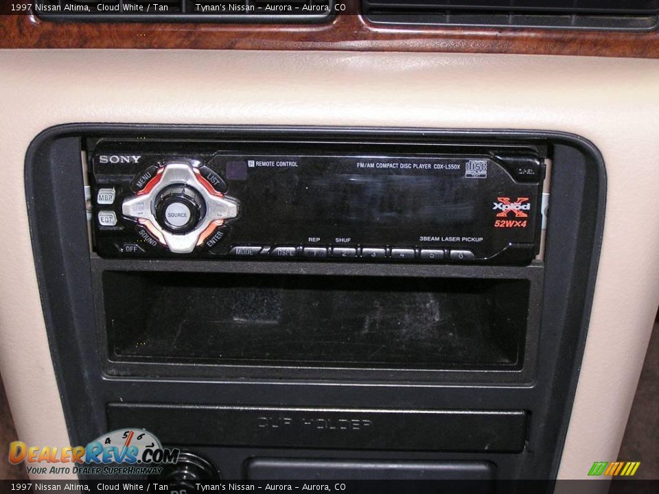 1997 Nissan Altima Cloud White / Tan Photo #11