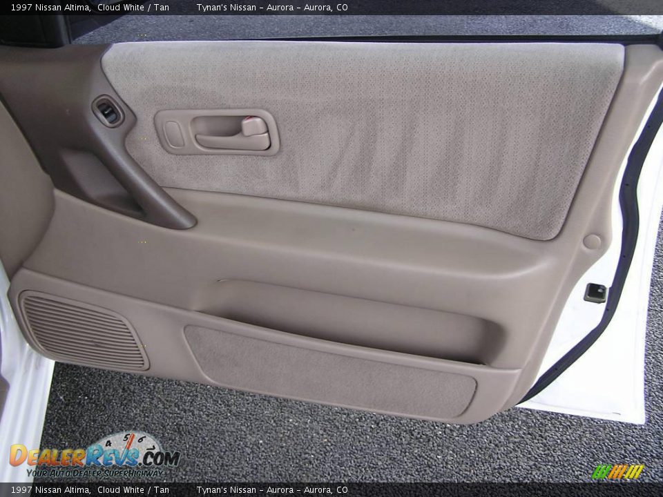 1997 Nissan Altima Cloud White / Tan Photo #15