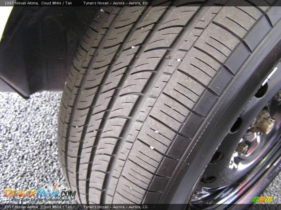 1997 Nissan Altima Cloud White / Tan Photo #18