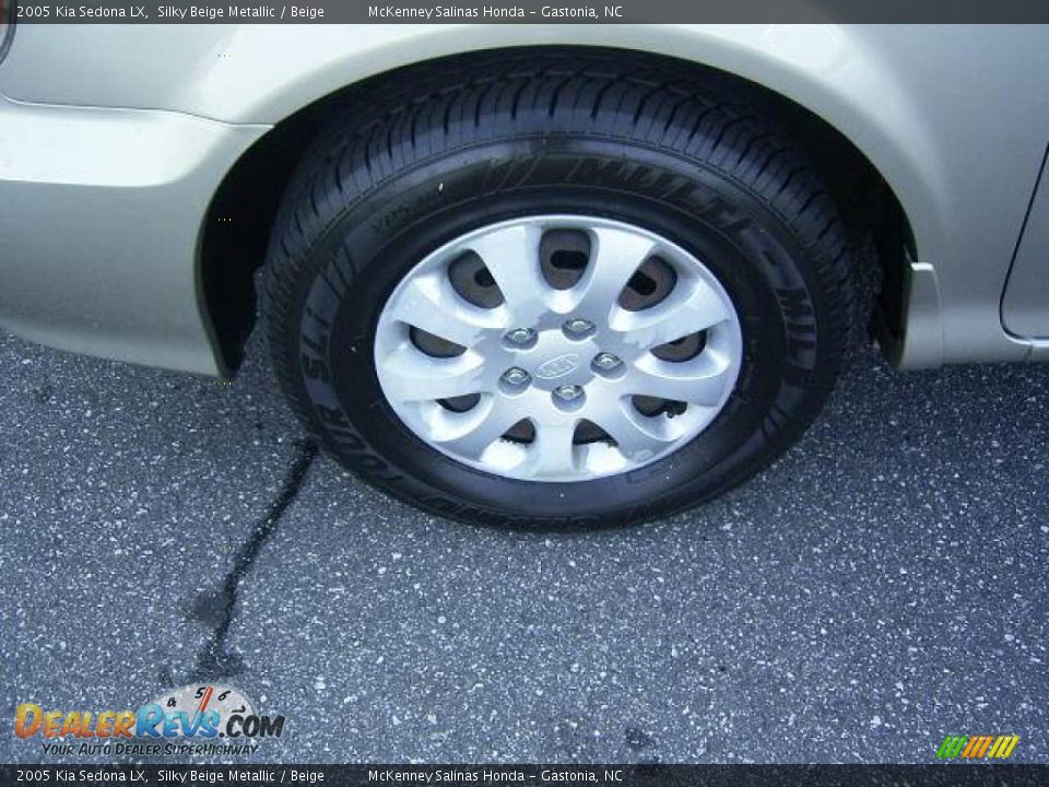 2005 Kia Sedona LX Silky Beige Metallic / Beige Photo #2