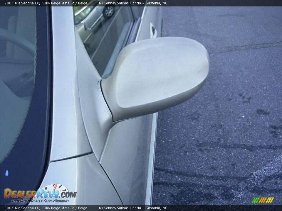 2005 Kia Sedona LX Silky Beige Metallic / Beige Photo #3
