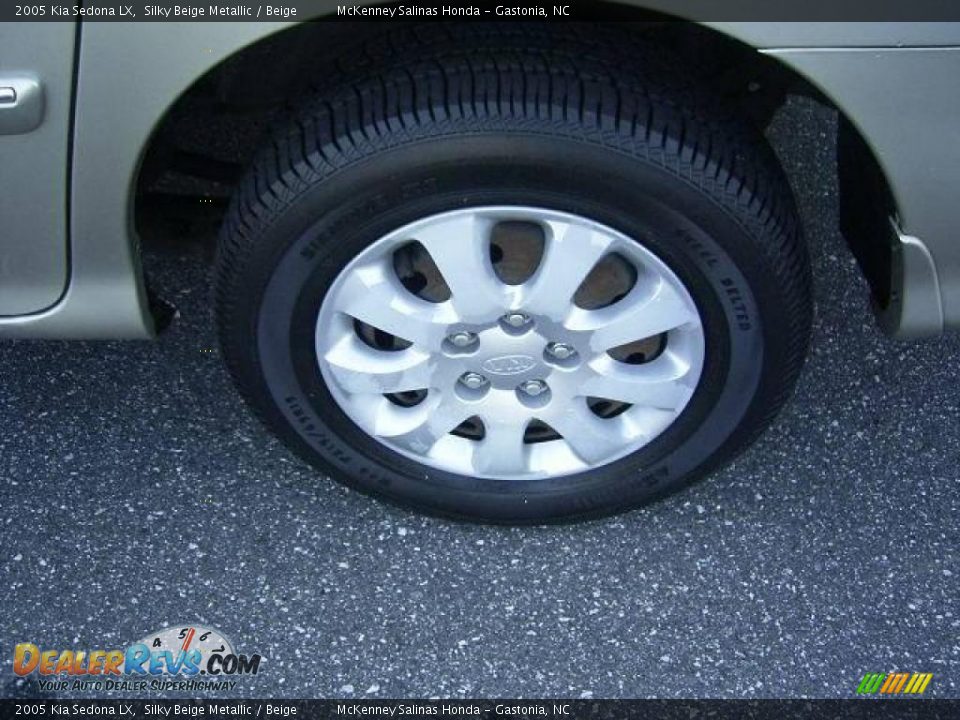 2005 Kia Sedona LX Silky Beige Metallic / Beige Photo #4
