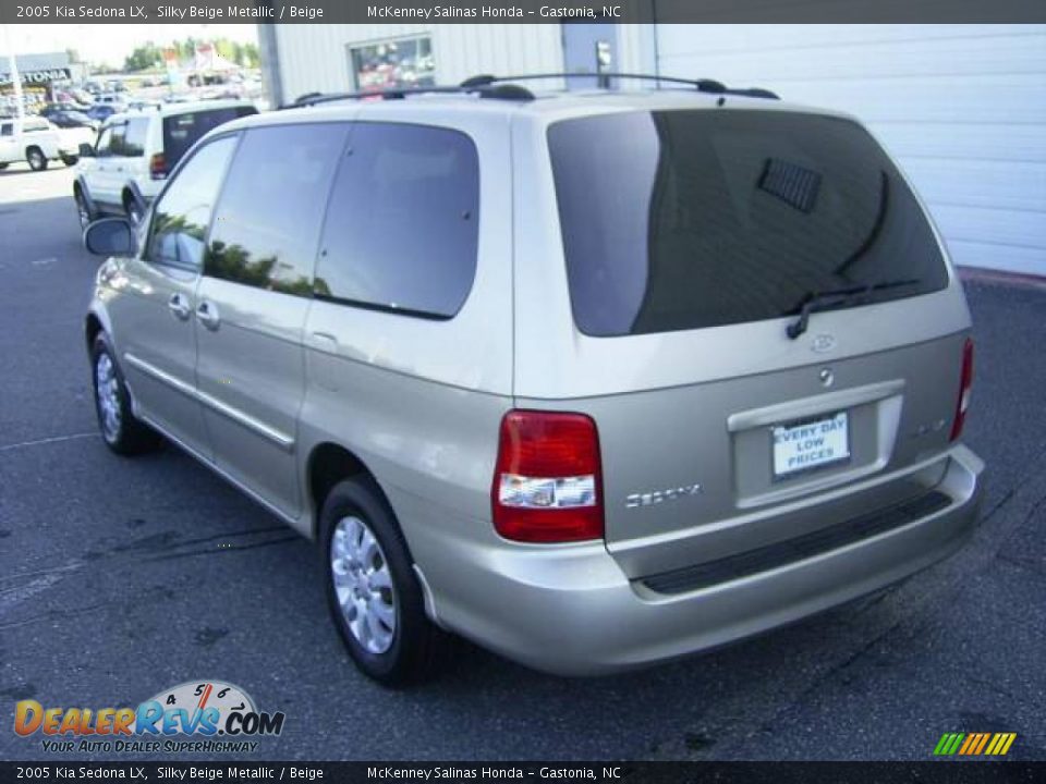 2005 Kia Sedona LX Silky Beige Metallic / Beige Photo #5