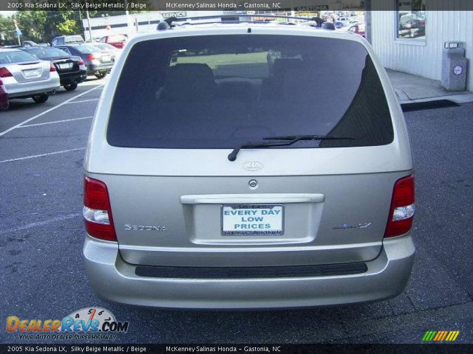 2005 Kia Sedona LX Silky Beige Metallic / Beige Photo #6