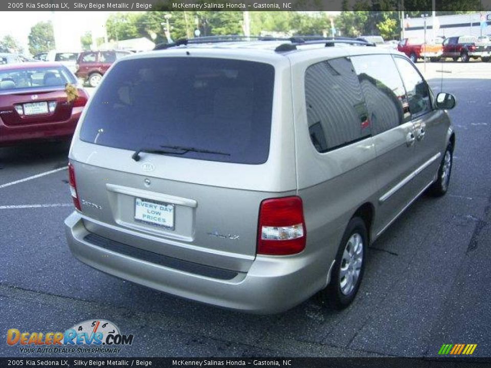 2005 Kia Sedona LX Silky Beige Metallic / Beige Photo #7