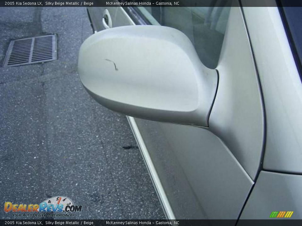 2005 Kia Sedona LX Silky Beige Metallic / Beige Photo #9