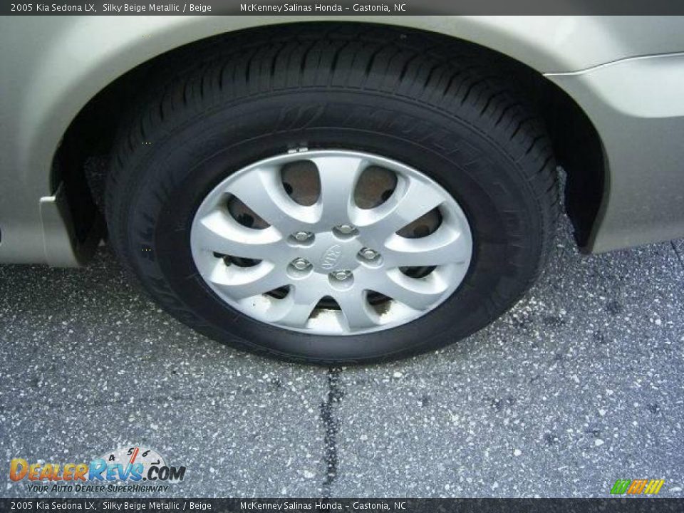 2005 Kia Sedona LX Silky Beige Metallic / Beige Photo #10