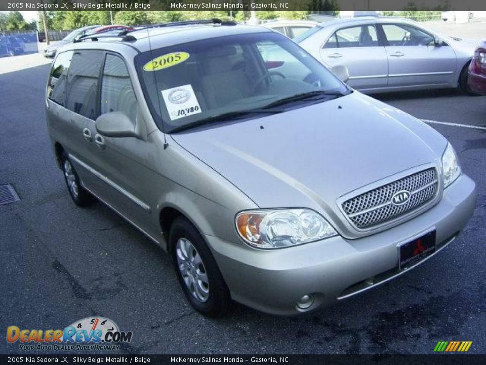 2005 Kia Sedona LX Silky Beige Metallic / Beige Photo #11