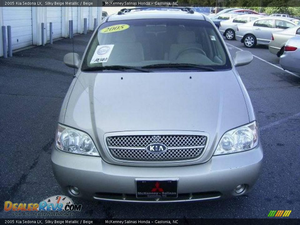 2005 Kia Sedona LX Silky Beige Metallic / Beige Photo #12