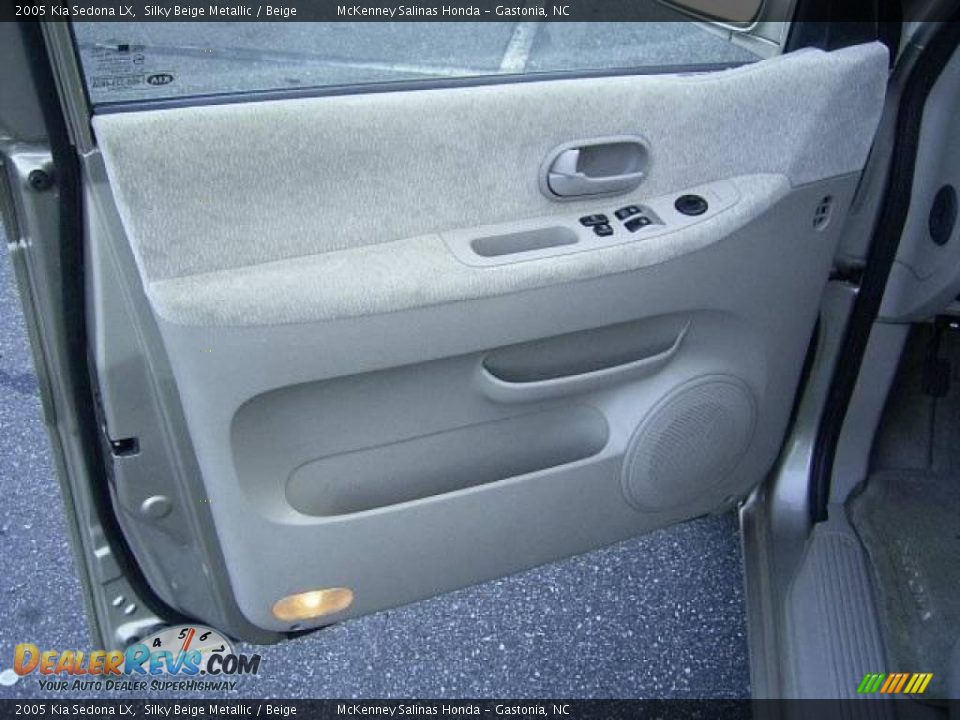 2005 Kia Sedona LX Silky Beige Metallic / Beige Photo #16