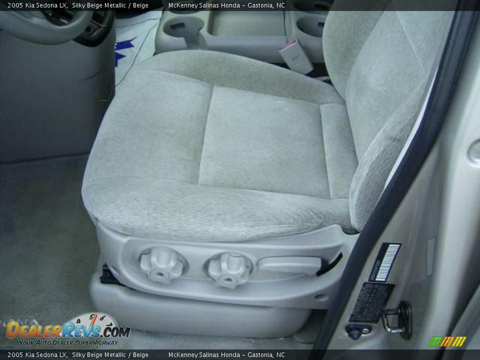 2005 Kia Sedona LX Silky Beige Metallic / Beige Photo #17