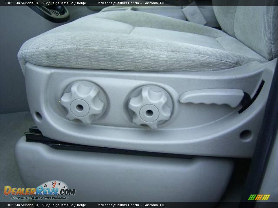 2005 Kia Sedona LX Silky Beige Metallic / Beige Photo #18