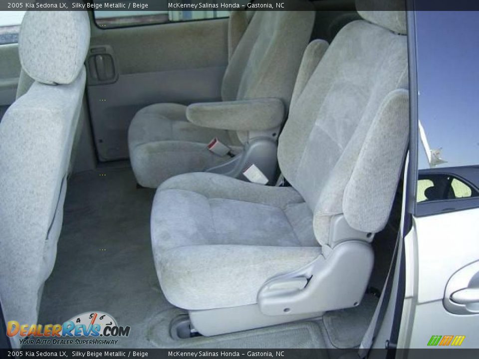 2005 Kia Sedona LX Silky Beige Metallic / Beige Photo #20