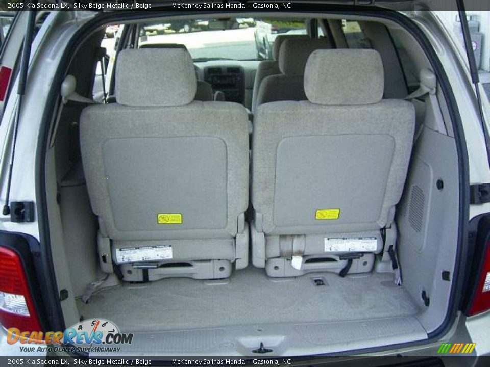2005 Kia Sedona LX Silky Beige Metallic / Beige Photo #21