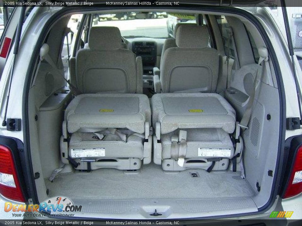 2005 Kia Sedona LX Silky Beige Metallic / Beige Photo #22