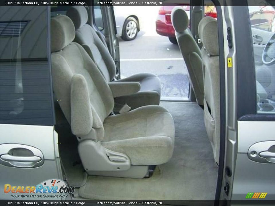 2005 Kia Sedona LX Silky Beige Metallic / Beige Photo #23