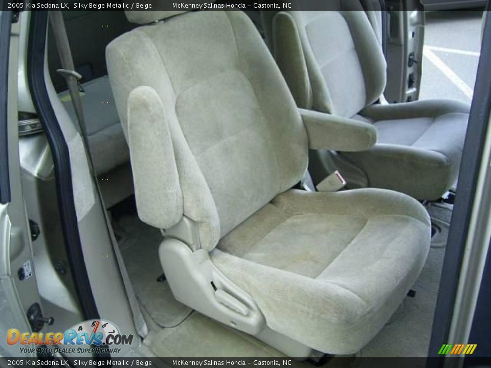 2005 Kia Sedona LX Silky Beige Metallic / Beige Photo #24