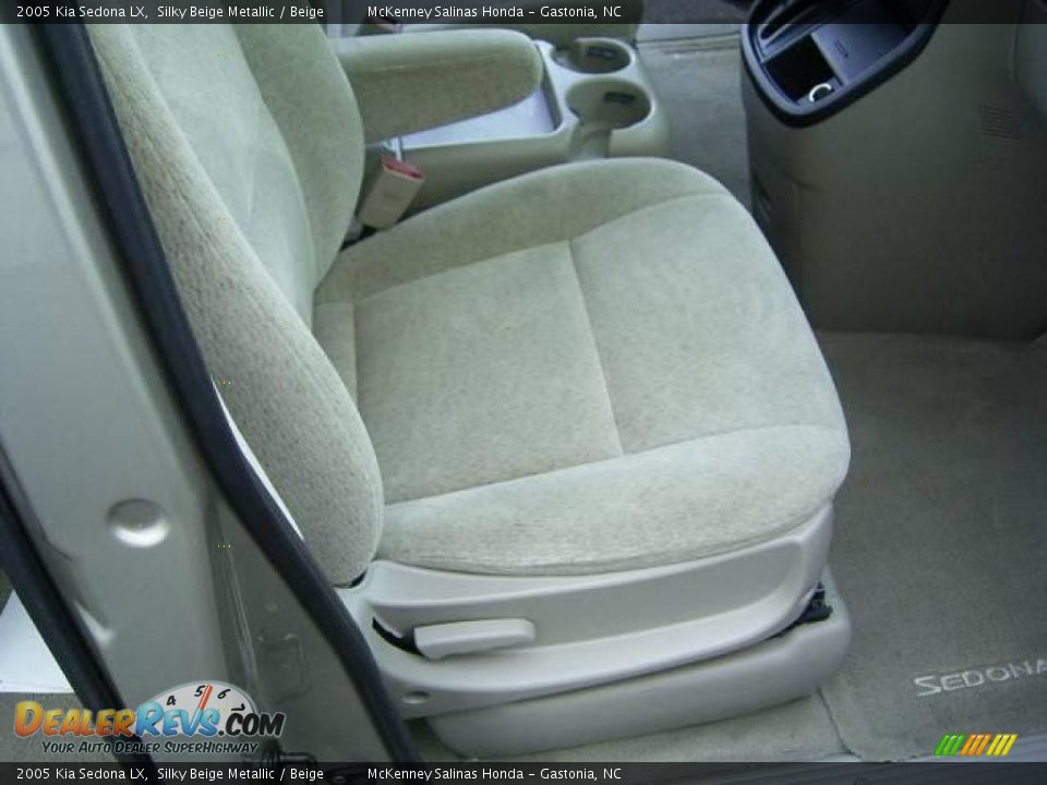 2005 Kia Sedona LX Silky Beige Metallic / Beige Photo #25