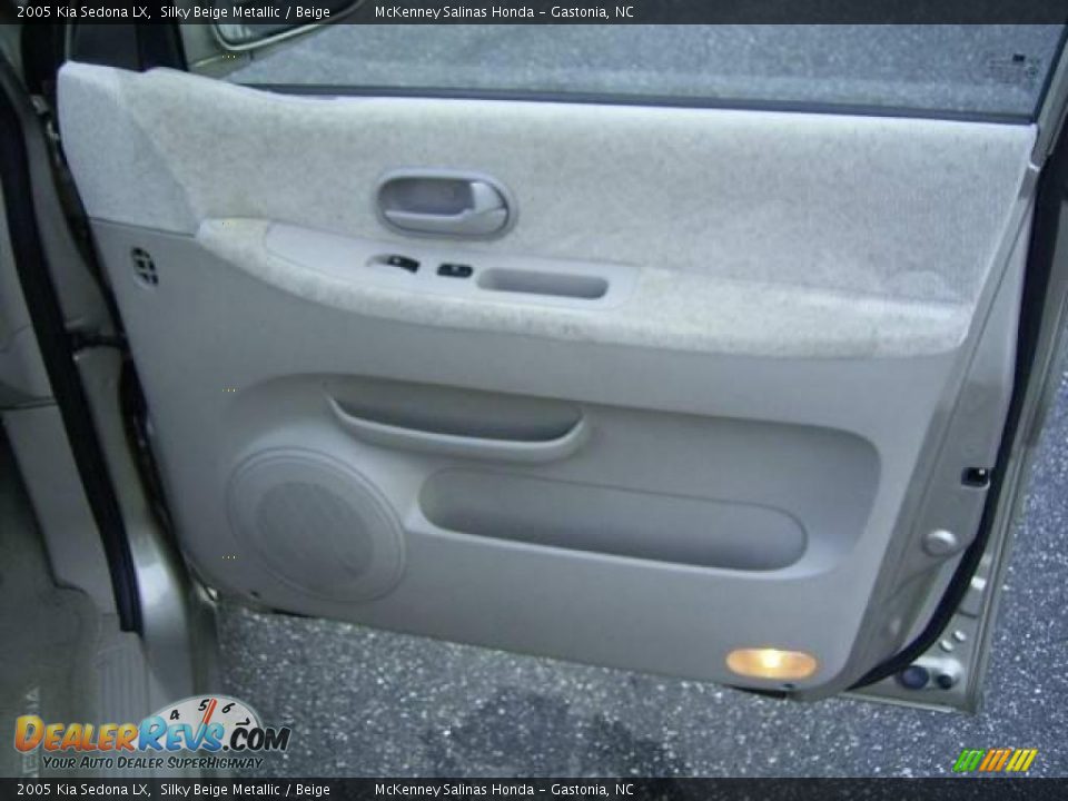 2005 Kia Sedona LX Silky Beige Metallic / Beige Photo #26