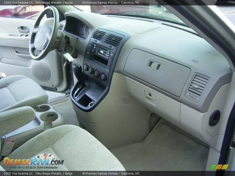 2005 Kia Sedona LX Silky Beige Metallic / Beige Photo #27