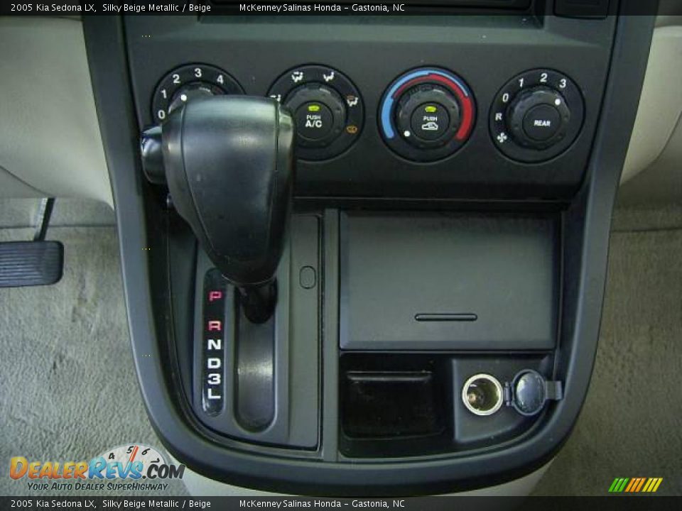 2005 Kia Sedona LX Silky Beige Metallic / Beige Photo #31