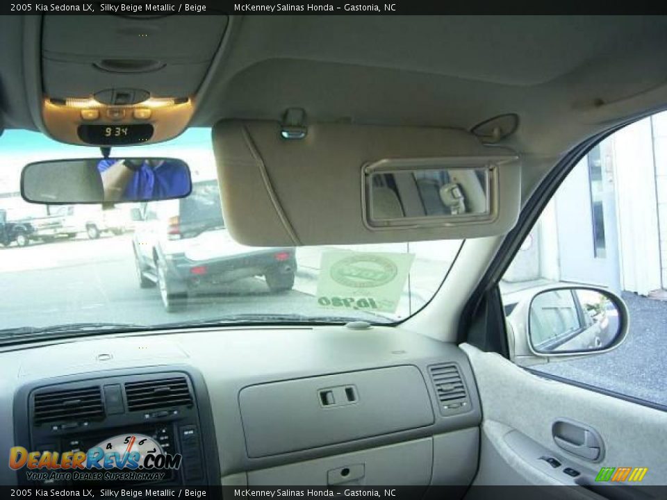 2005 Kia Sedona LX Silky Beige Metallic / Beige Photo #33