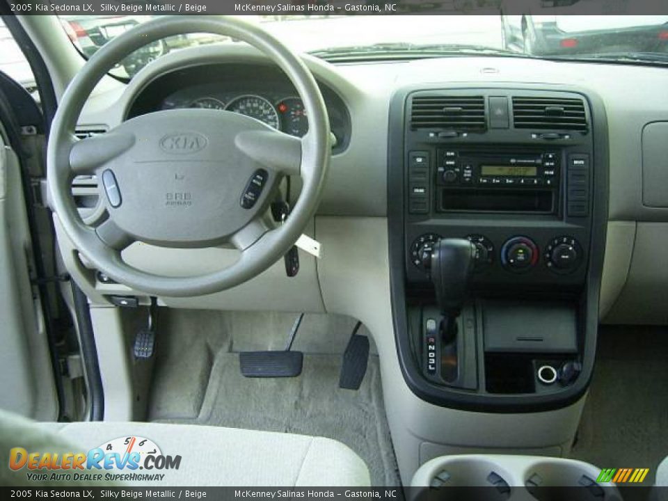 2005 Kia Sedona LX Silky Beige Metallic / Beige Photo #34