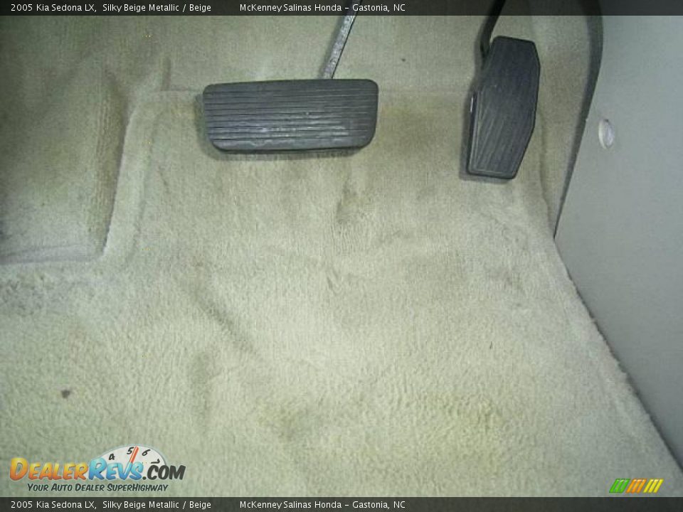 2005 Kia Sedona LX Silky Beige Metallic / Beige Photo #35