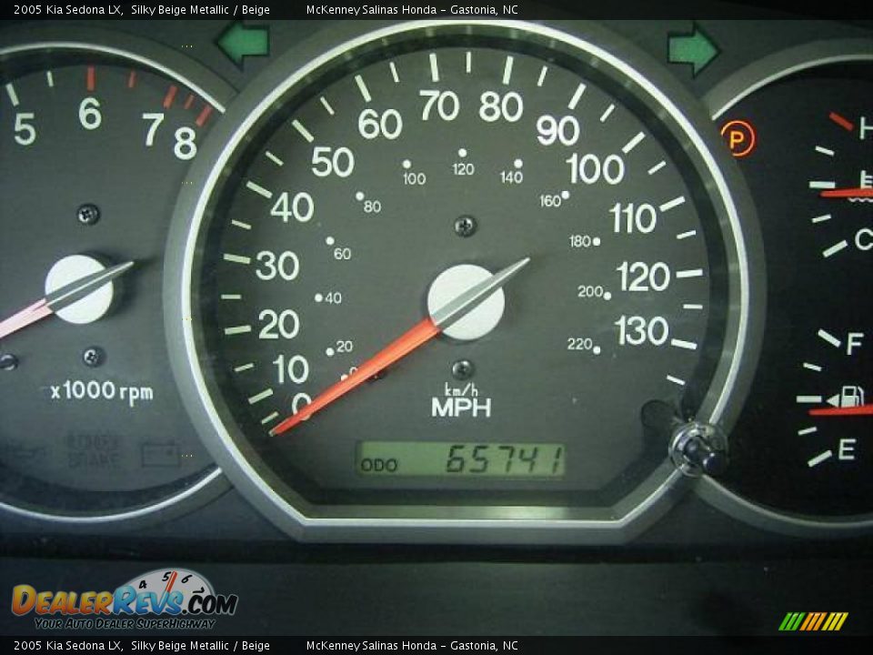 2005 Kia Sedona LX Silky Beige Metallic / Beige Photo #36